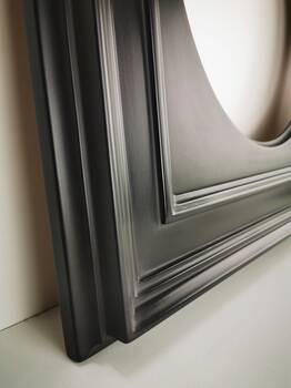 Zbliżenie na strukturę wykończenia
Powierzchnia ramy pokryta warstwą żywic, wosków i pigmentów. Na wystających brzegach delikatnie się błyszczy, podczas gdy w zakamarkach pozostaje matowa, co nadaje jej wygląd subtelnie wygładzonej przez lata.