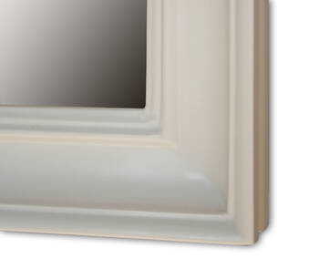 Zbliżenie narożnika ramy lustra — wielostopniowy, klasyczny profil listwy malowany w złamanej, kredowej bieli, miękkie refleksy satynowo-matowego światła na zaokrąglonych krawędziach