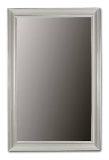 Pionowe, prostokątne lustro ścienne w profilowanej, kredowo-białej ramie z litego drewna o satynowo-matowym wykończeniu