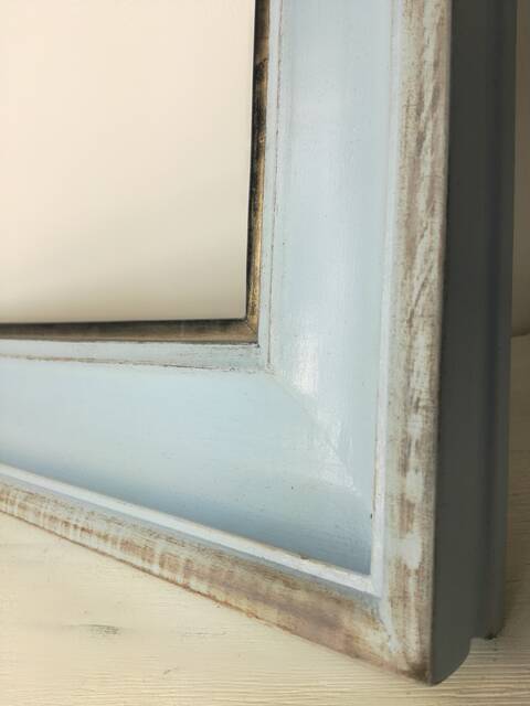 Nowe lustro w niebieskiej ramie w sklepie internetowym