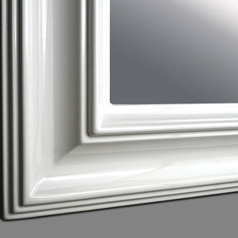 Nowe lustro w białej ramie